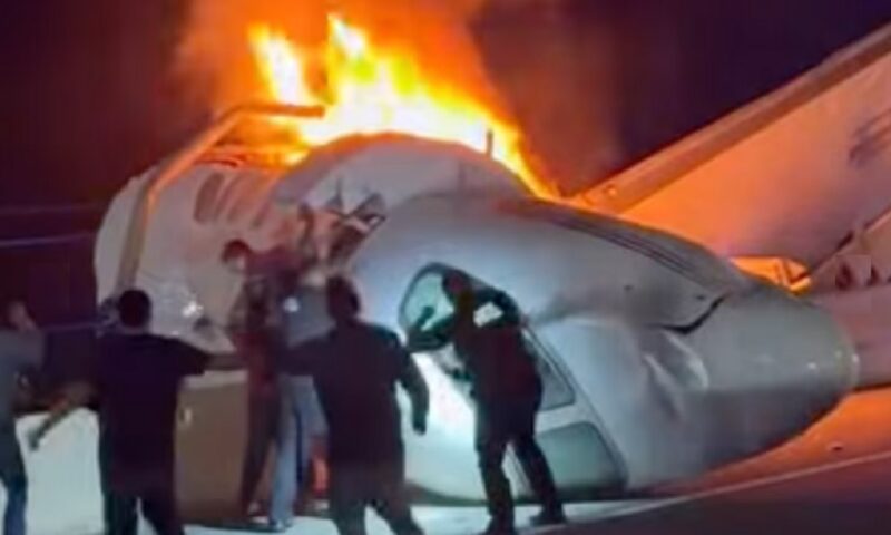 Avion privat, prăbușit pe o autostradă din Texas. Șoferii au spart geamurile aeronavei pentru a salva supraviețuitorii