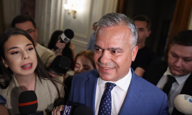 Adrian Veștea, însoțit de Marian Neacșu la negocierile cu grupurile mici
