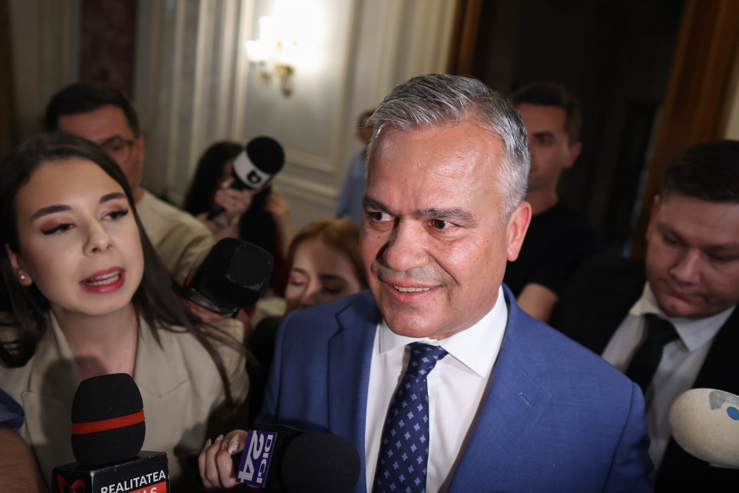 Adrian Veștea, însoțit de Marian Neacșu la negocierile cu grupurile mici