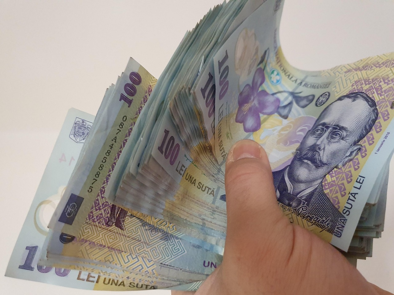 BNR pune în circulație noi bancnote. Ce diferențe vor observa românii