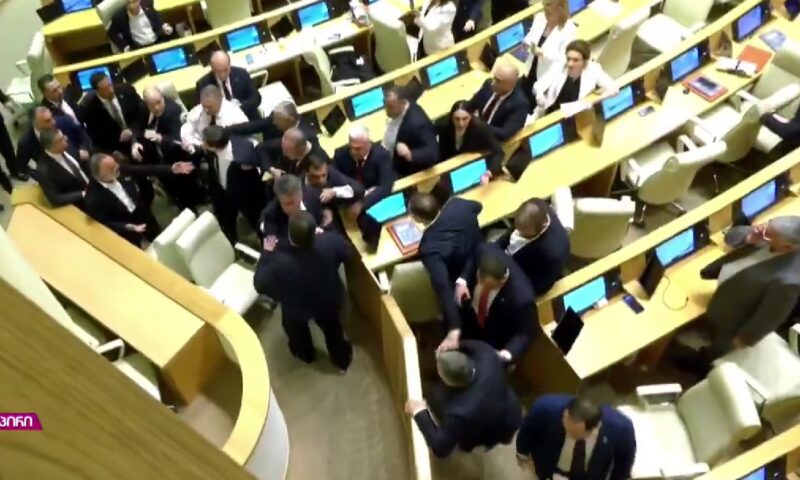 Scandal fără precedent în Parlamentul Georgiei. Deputații s-au luat la bătaie