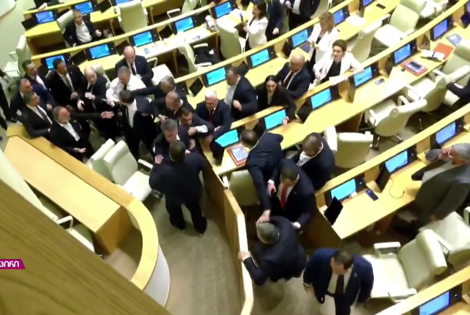 Scandal fără precedent în Parlamentul Georgiei. Deputații s-au luat la bătaie