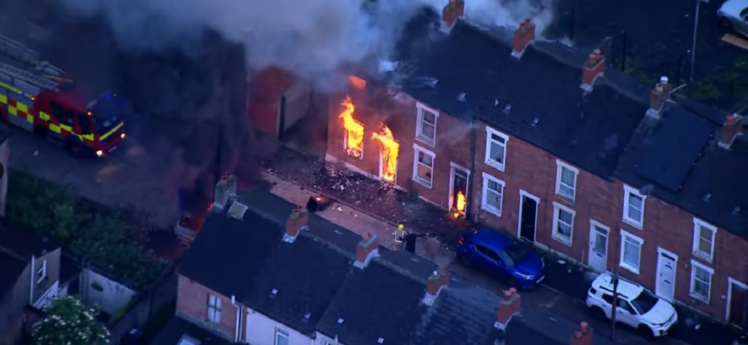 Violențe pe străzile din Belfast după crima șocantă. Locuințe și vehicule, incendiate în timpul protestelor