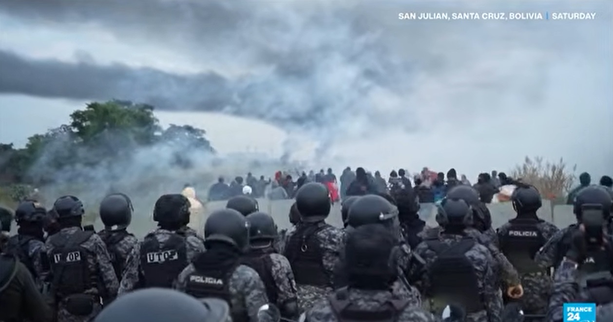 Bolivia fierbe: proteste violente, polițiști răniți și penurie de alimente în orașe