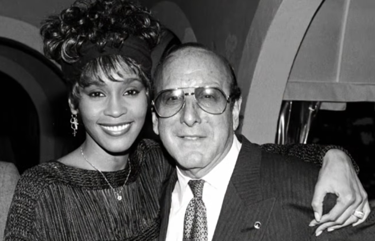 Clive Davis, „făuritorul de vedete” a murit la 94 de ani. El a descoperit-o pe Whitney Houston