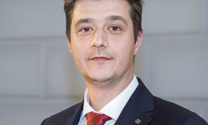 Cine este Cosmin Soare-Filatov, tânărul propus ca ministru al Justiției în Guvernul Tomac și ce a făcut el pentru România
