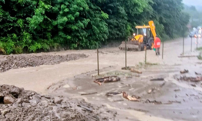 Blocaj pe DN 10 din cauza ploilor abundente. Ce opțiuni au șoferii