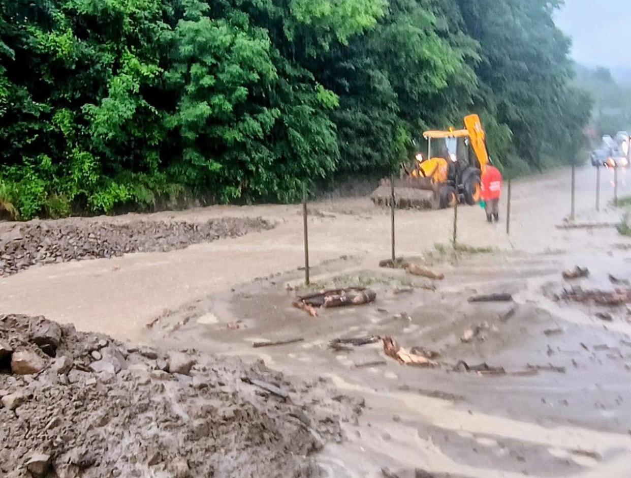 Blocaj pe DN 10 din cauza ploilor abundente. Ce opțiuni au șoferii