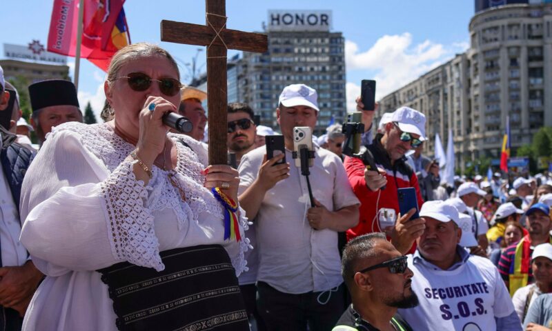 Diana Șoșoacă și susținătorii săi au ieșit în stradă. Protest în centrul Capitalei împotriva parteneriatului civil