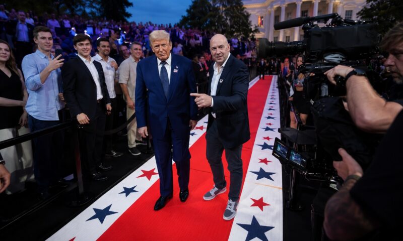 Cu cine a povestit Trump la UFC Freedom 250, gală cu cinci meciuri încheiate prin knockout