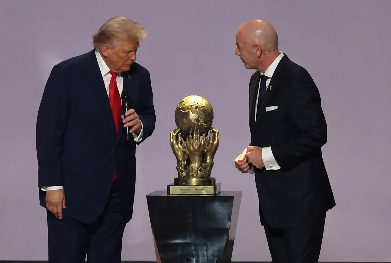 Trump pune FIFA într-o situație fără precedent. Un arbitru selectat pentru Cupa Mondială, întors din drum