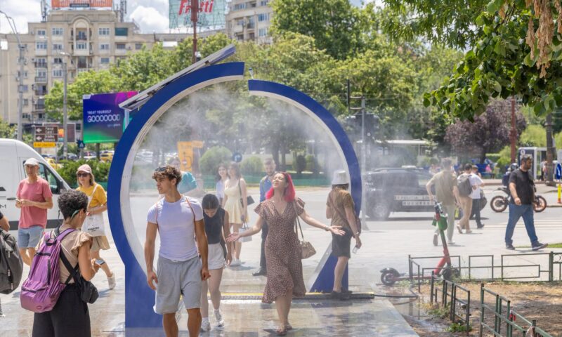 Unde te poți răcori în București pe timp de caniculă. Primăria extinde rețeaua de cișmele și dușuri stradale