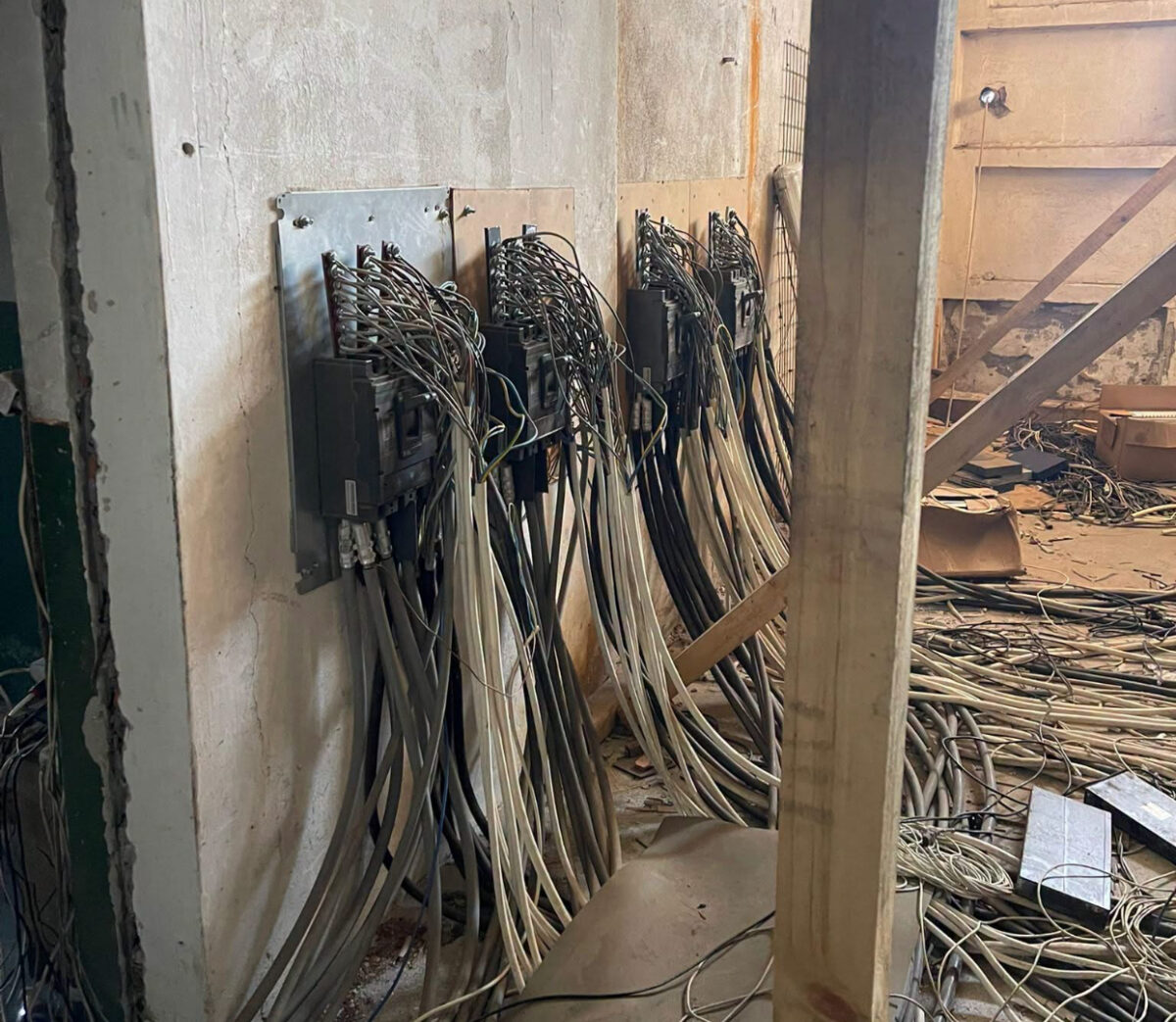 Fermă ilegală de criptomonede, descoperită de ANAF într-o clădire părăsită. Consuma energie cât o fabrică