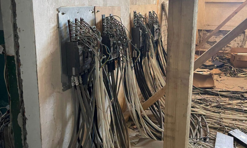 Fermă ilegală de criptomonede, descoperită de ANAF într-o clădire părăsită. Consuma energie cât o fabrică