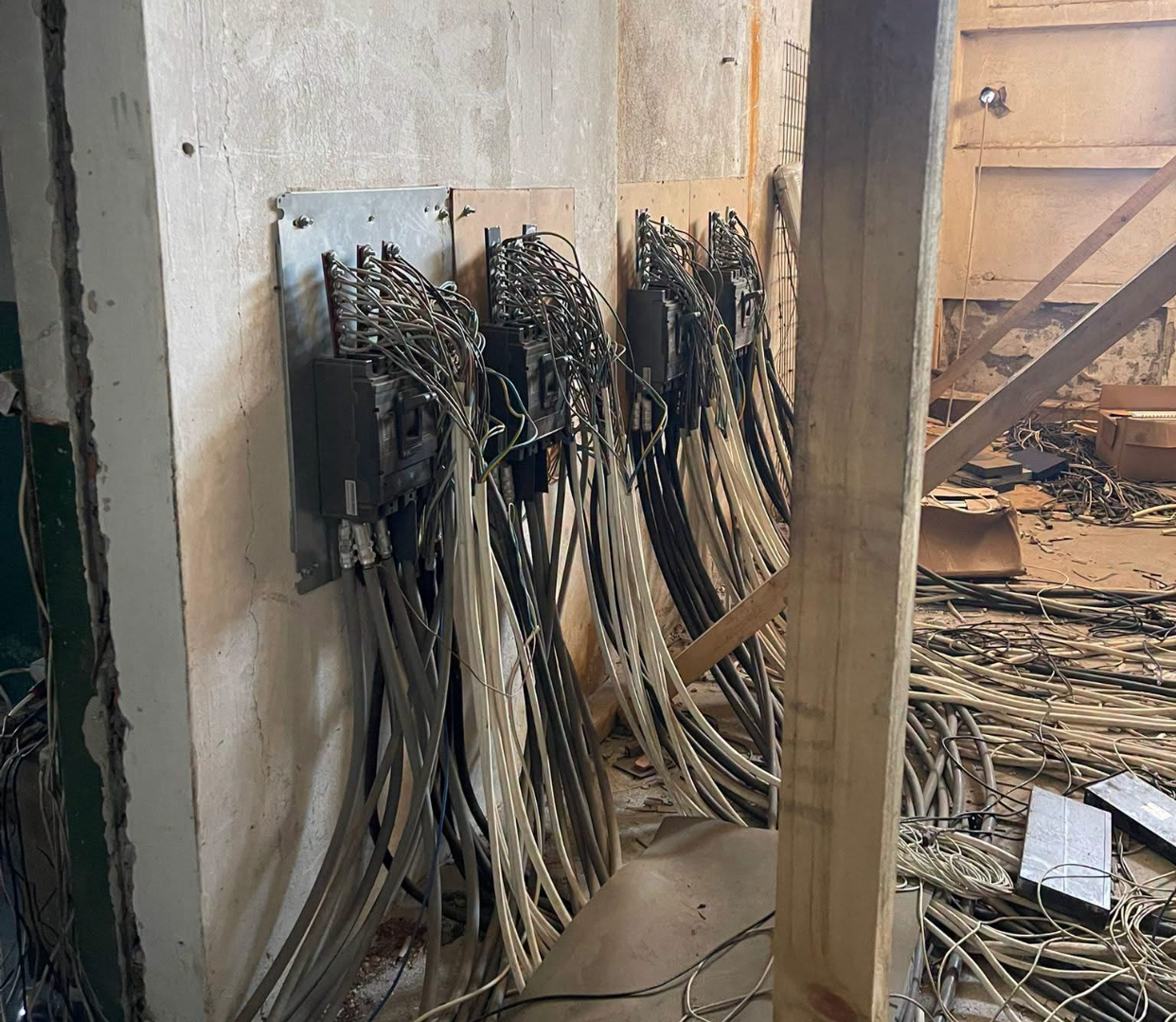 Fermă ilegală de criptomonede, descoperită de ANAF într-o clădire părăsită. Consuma energie cât o fabrică