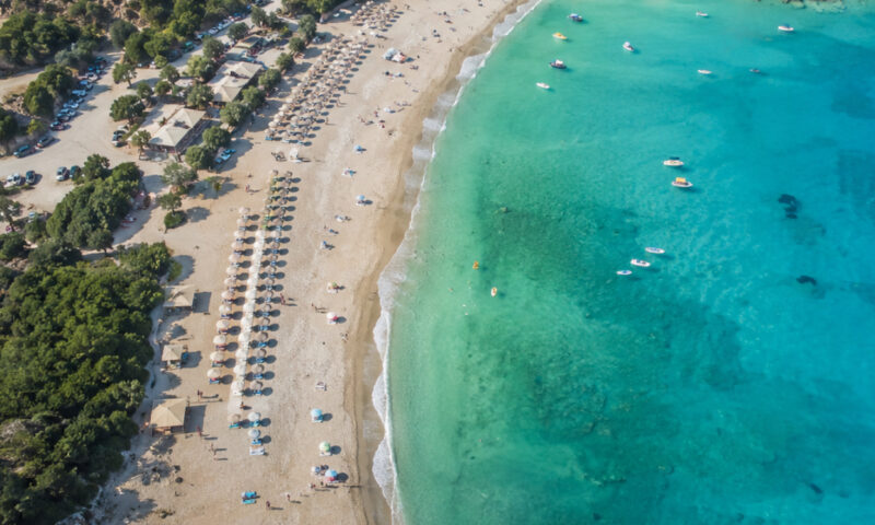 Grecia trece la monitorizarea din aer a plajelor. Ce riscă cei care încalcă legea