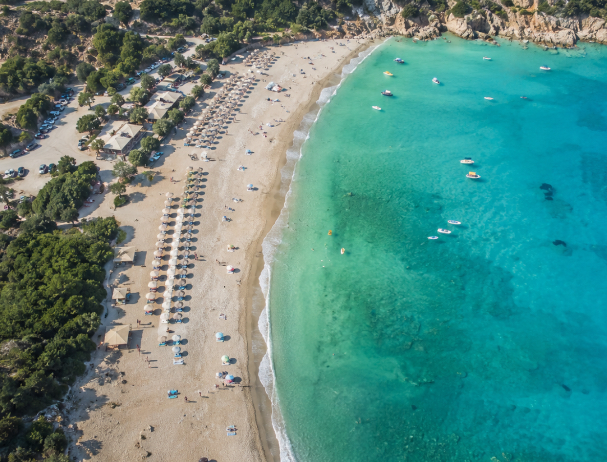 Grecia trece la monitorizarea din aer a plajelor. Ce riscă cei care încalcă legea