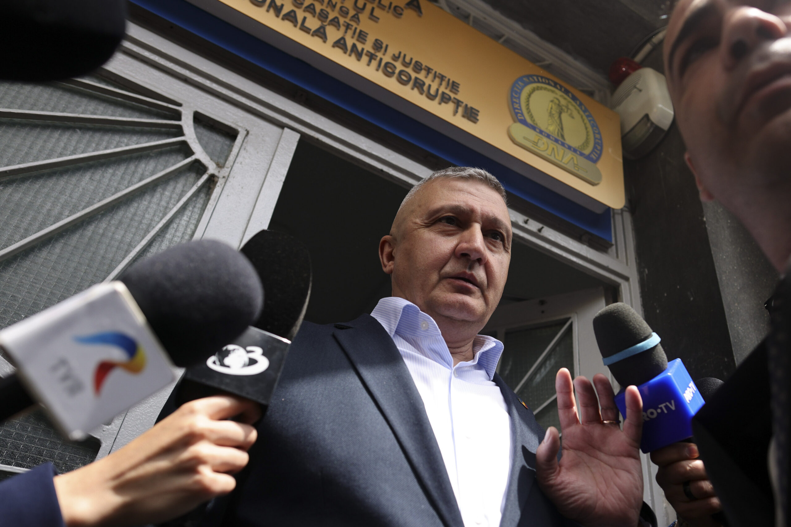 De ce nu își dă demisia generalul Vlad Gheorghiță. Rolul lui Ilie Bolojan și războiul pentru miliardele din programul SAFE