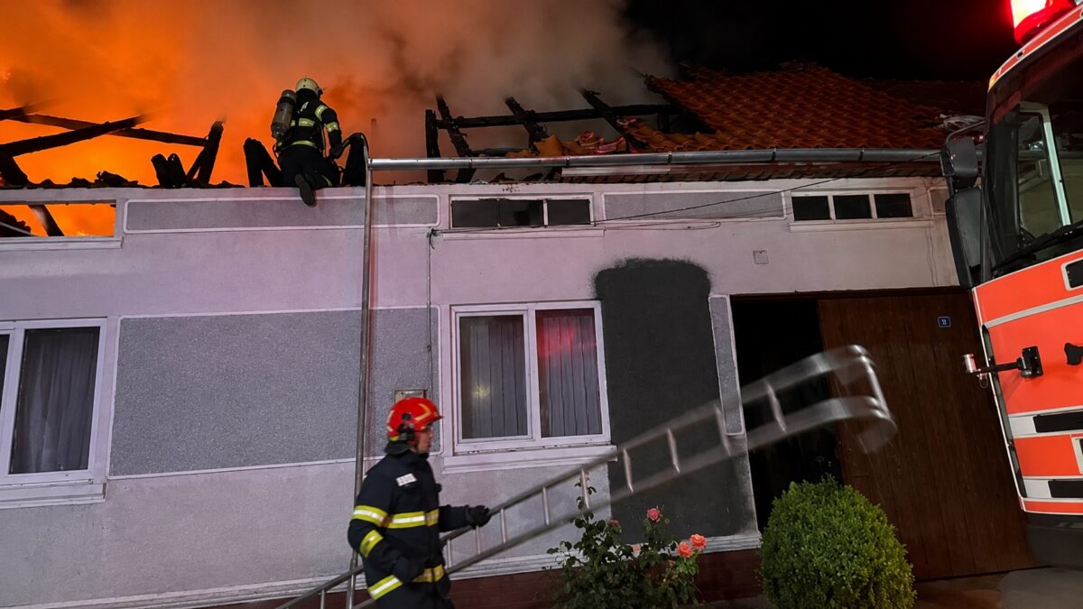 Flăcările au mistuit aproape 1.000 de metri pătrați în Caraș-Severin. A patra locuință a fost salvată în ultimul moment