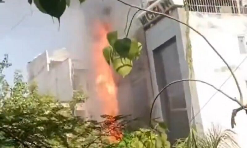 Un incendiu devastator a cuprins un hotel din New Delhi. Cel puțin 21 de oameni și-au pierdut viața