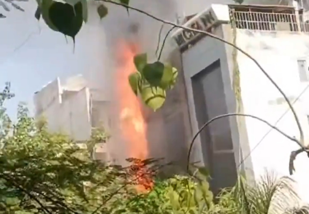 Un incendiu devastator a cuprins un hotel din New Delhi. Cel puțin 21 de oameni și-au pierdut viața