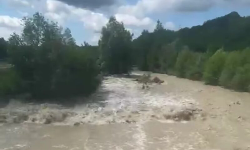 Inundațiile rămân o amenințare după ploile din ultimele ore. Apele Române anunță măsuri operative