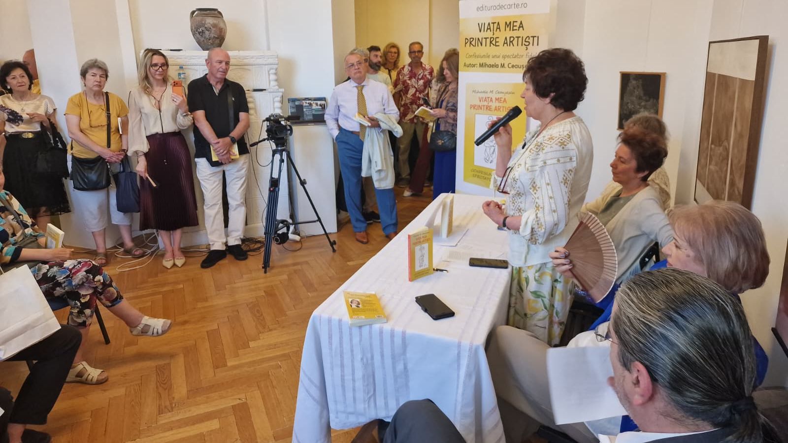 Seară de elită la Galeria Romană: Mihaela M. Ceaușescu a lansat „Viața mea printre artiști”, un omagiu adus monștrilor sacri ai scenei