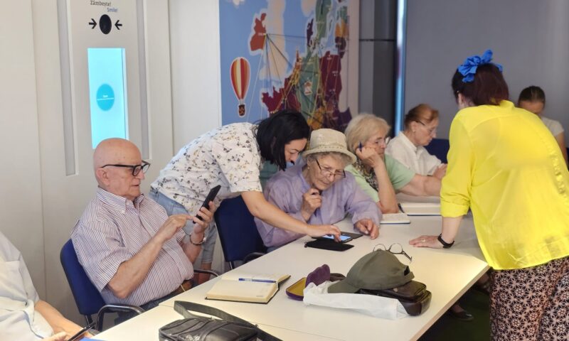 Cursuri digitale gratuite. Ce este „Lumea Digitală pentru Seniori”