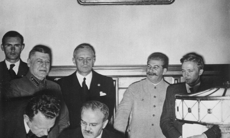 Ce au făcut comuniștii români când Moscova a schimbat inamicul. Cominternul, Pactul Hitler–Stalin și disciplina de partid