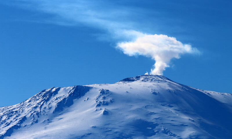 Cel mai sudic vulcan activ de pe Pământ surprinde din nou. Din craterul său ajung în atmosferă particule de aur