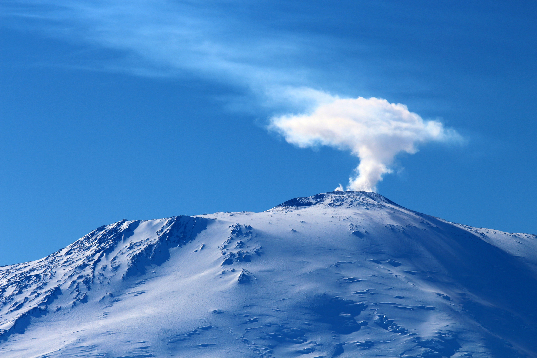 Cel mai sudic vulcan activ de pe Pământ surprinde din nou. Din craterul său ajung în atmosferă particule de aur