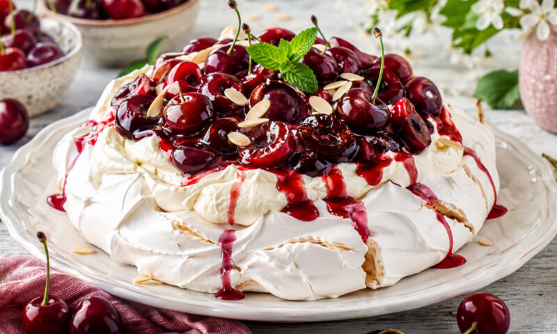 Pavlova cu cireșe și vanilie, o explozie de arome într-un desert spectaculos. Rețeta explicată pas cu pas