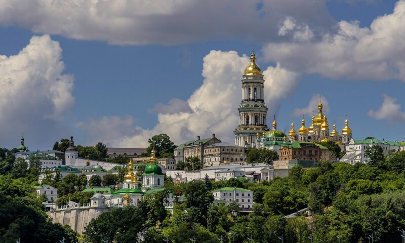Patru morți și mănăstirea Pecersk Larva din Kiev, în flăcări, în urma unui atac din Rusia