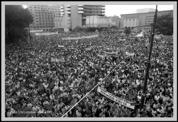 Piața Universității în mai-iunie 1990