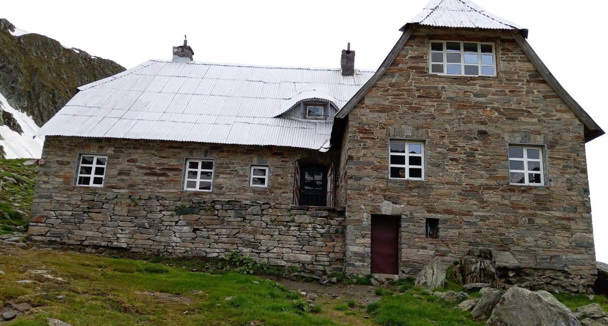 Cabana Podragu, din nou deschisă. Povestea refugiului construit în urmă cu peste 140 de ani
