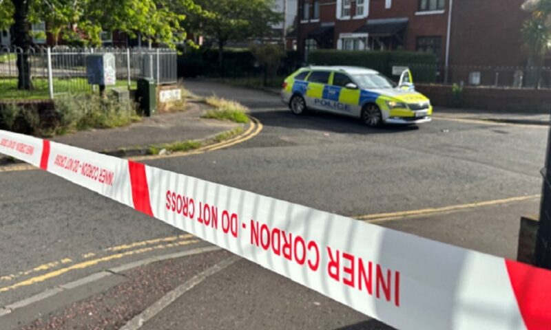 Atac violent cu cuțitul la Belfast. Martorii au intervenit pentru a opri agresorul