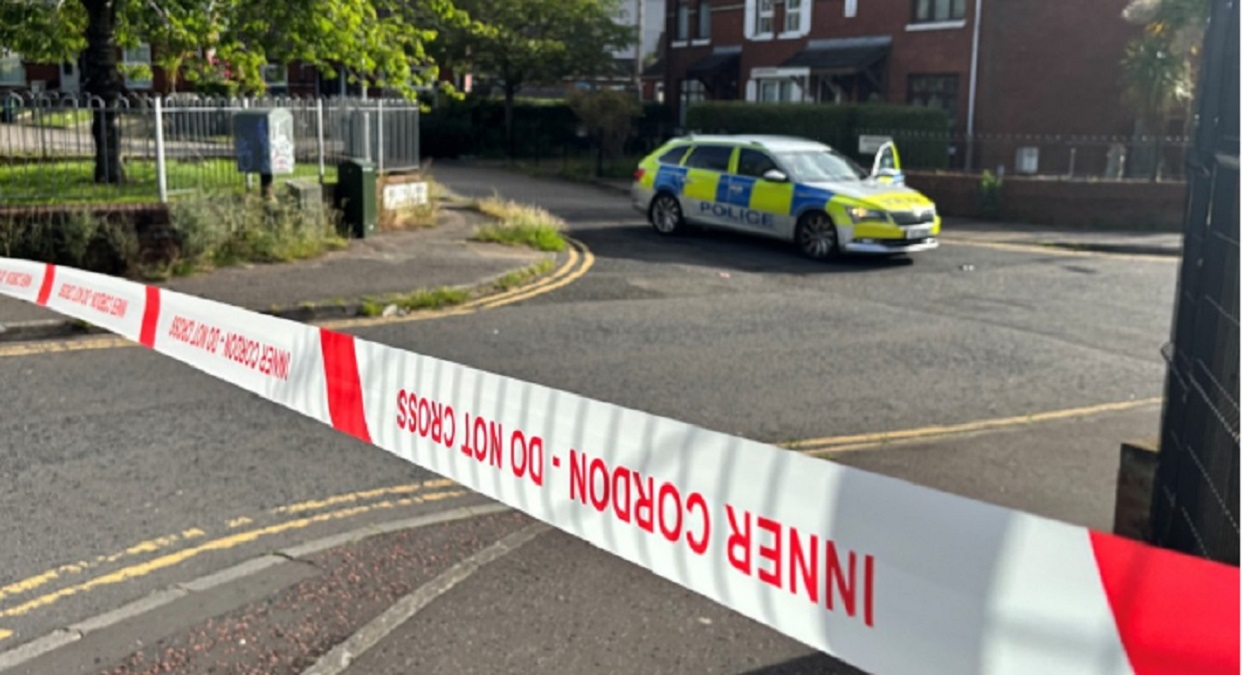Atac violent cu cuțitul la Belfast. Martorii au intervenit pentru a opri agresorul