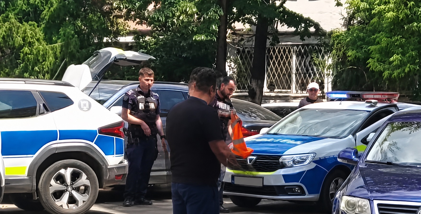 Copil de doi ani găsit mort într-un apartament din Galați. Mama și ceilalți doi copii au fost duși la spital