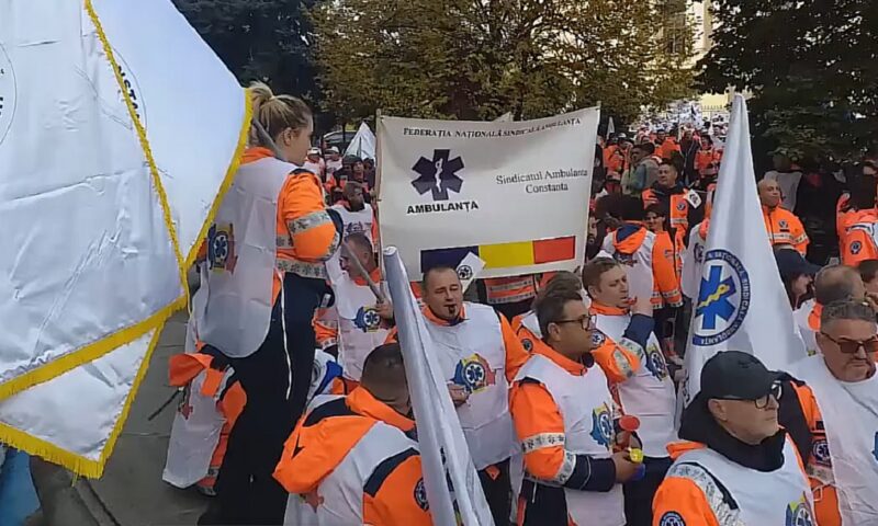 Aproape 1.000 de angajați ai Ambulanței ies în stradă. Nemulțumirile vizează noul proiect al Legii salarizării