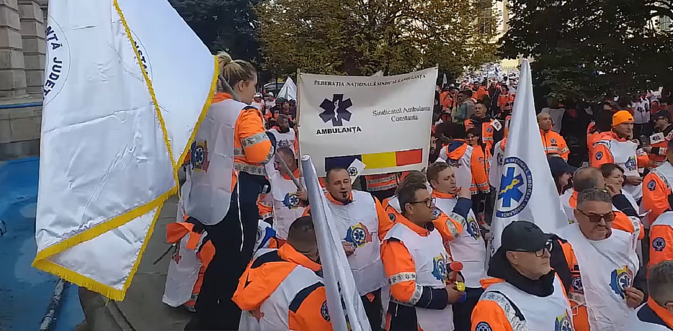 Aproape 1.000 de angajați ai Ambulanței ies în stradă. Nemulțumirile vizează noul proiect al Legii salarizării
