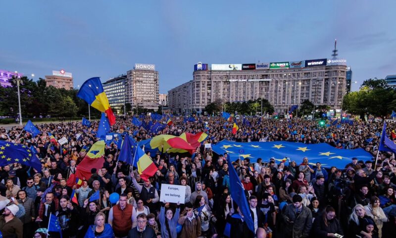 Protest în Piața Victoriei pentru apărarea democrației. Sute de persoane participă la manifestație