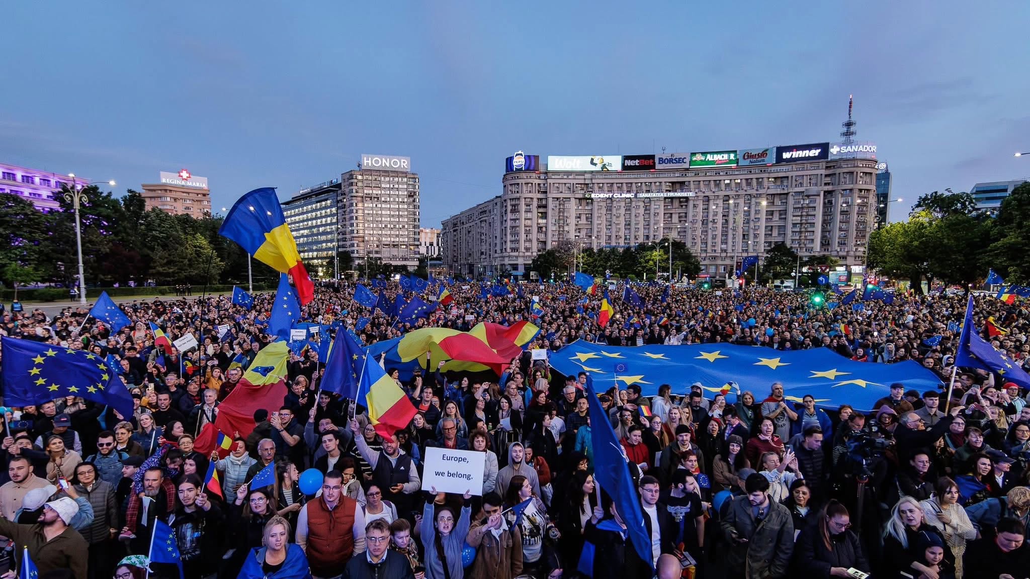 Protest în Piața Victoriei pentru apărarea democrației. Sute de persoane participă la manifestație