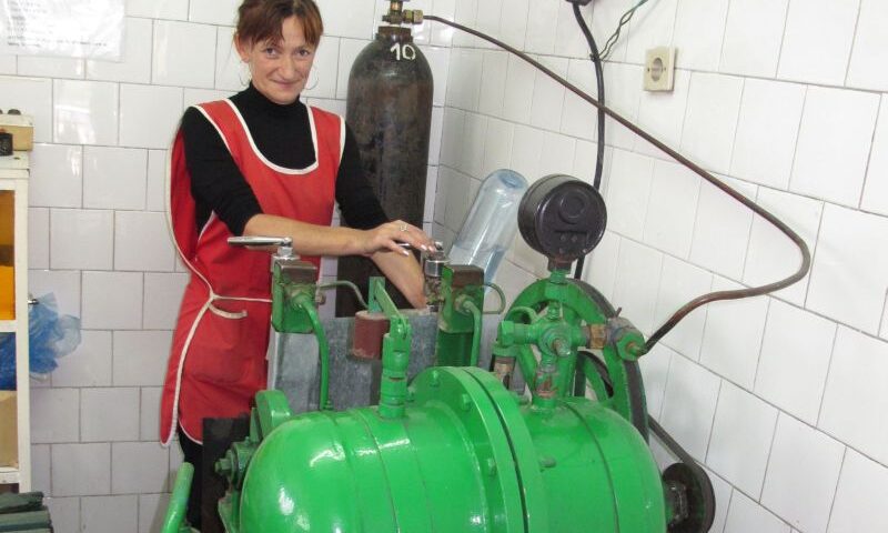 Amintiri din epoca sticlei cu plasă. Cum au supraviețuit românii fără apă minerală, datorită sifoanelor