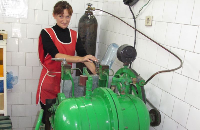 Amintiri din epoca sticlei cu plasă. Cum au supraviețuit românii fără apă minerală, datorită sifoanelor