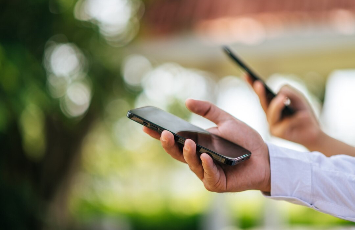 Cum trimiți pe WhatsApp mesaje care se șterg automat. Funcția pe care puțini utilizatori o cunosc