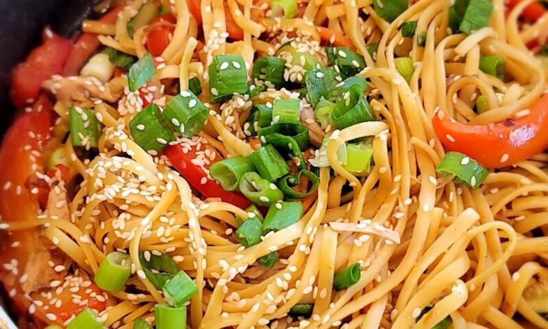 Paste rapide cu dovlecei și pui. Rețeta lui Jamie care combină bucătăria italienească cu cea asiatică