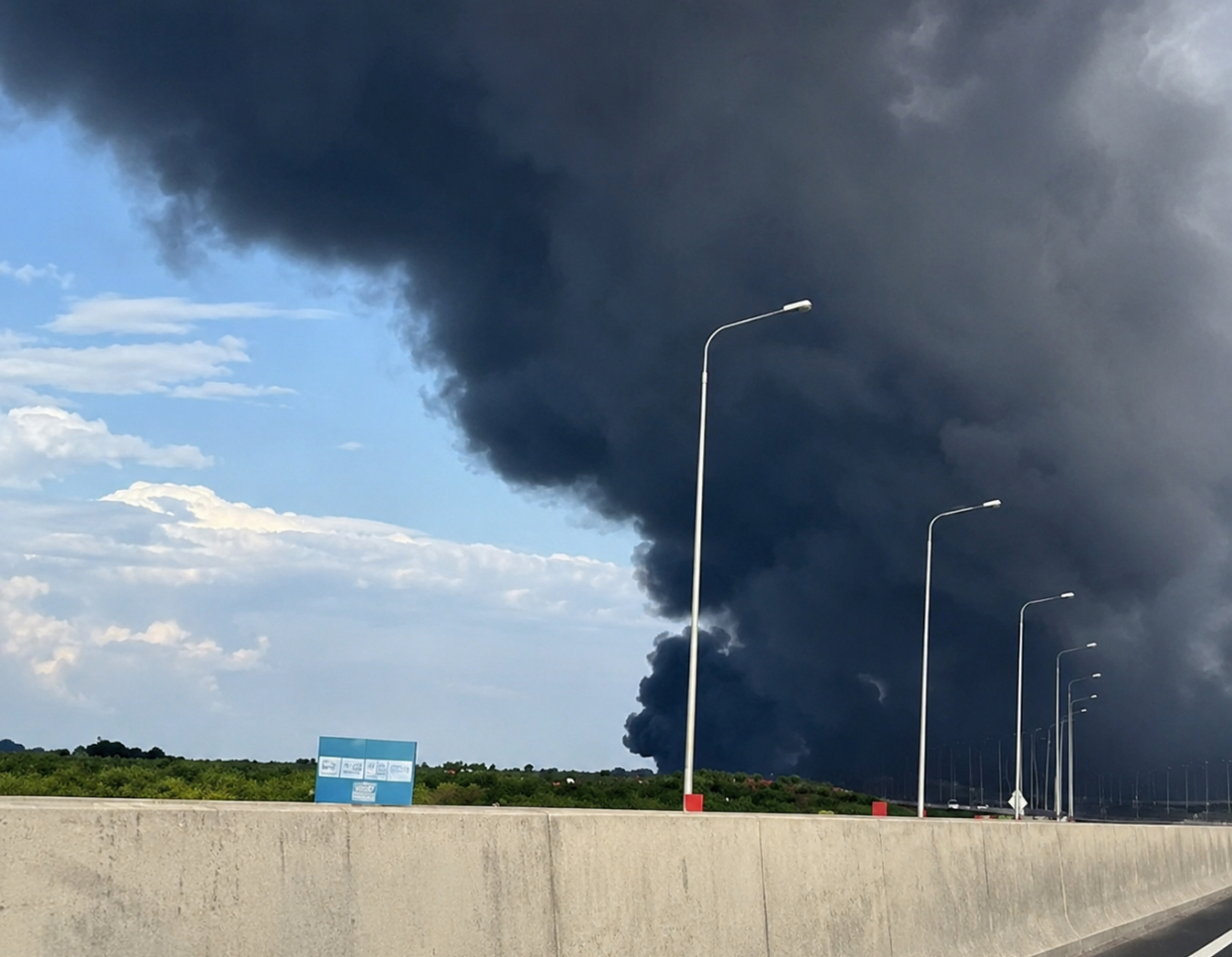 Explozii și incendii în mai multe regiuni din Ucraina. Cel puțin cinci oameni au murit