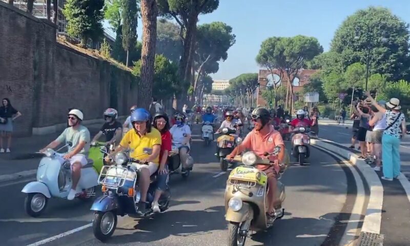 Roma a devenit capitala Vespa. Paradă cu mii de scutere la aniversarea de 80 de ani