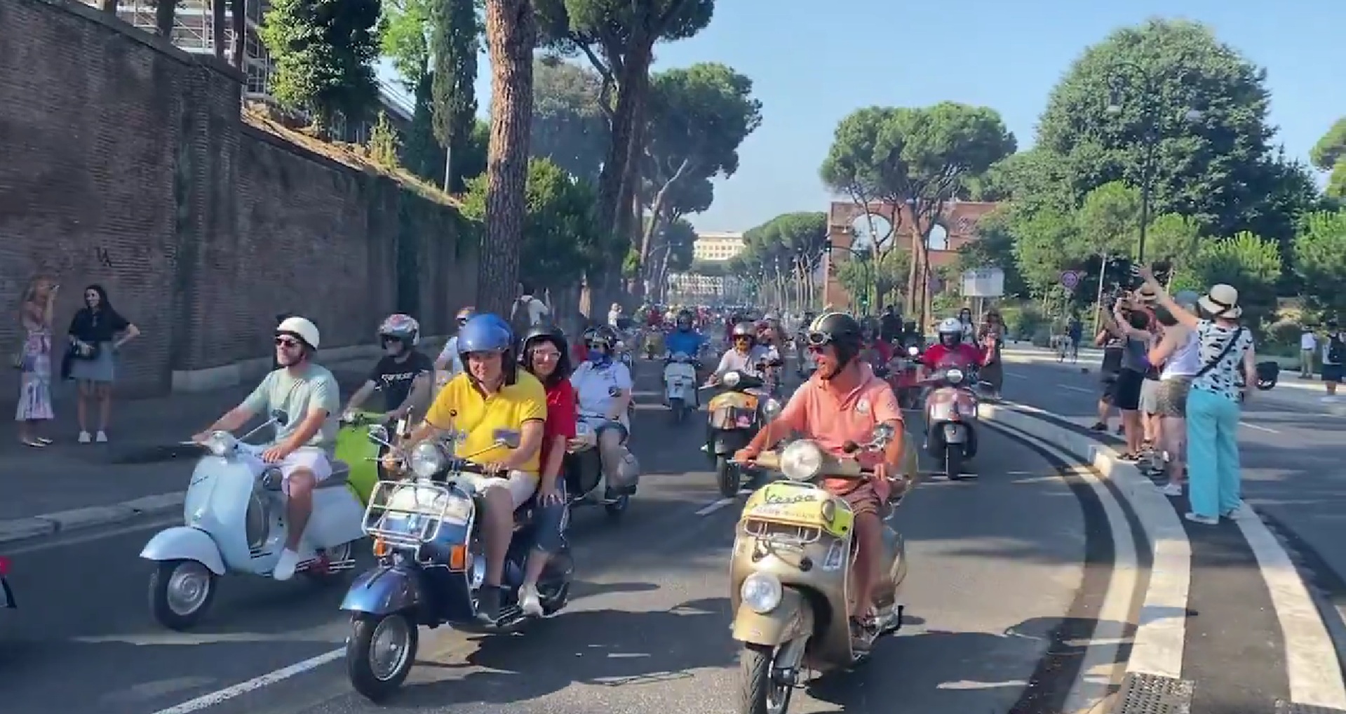 Roma a devenit capitala Vespa. Paradă cu mii de scutere la aniversarea de 80 de ani