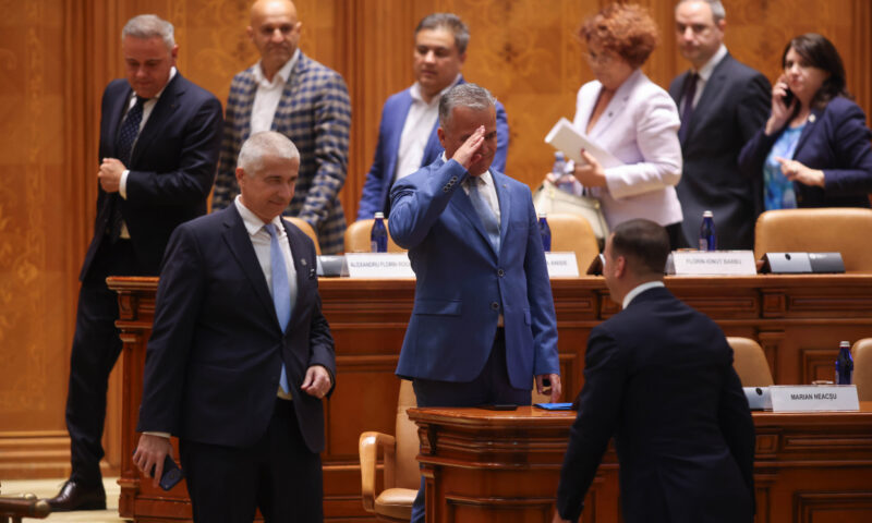 Lista neagră a „rebelilor” din PNL. Val de excluderi după ruptura provocată de susținerea lui Veștea